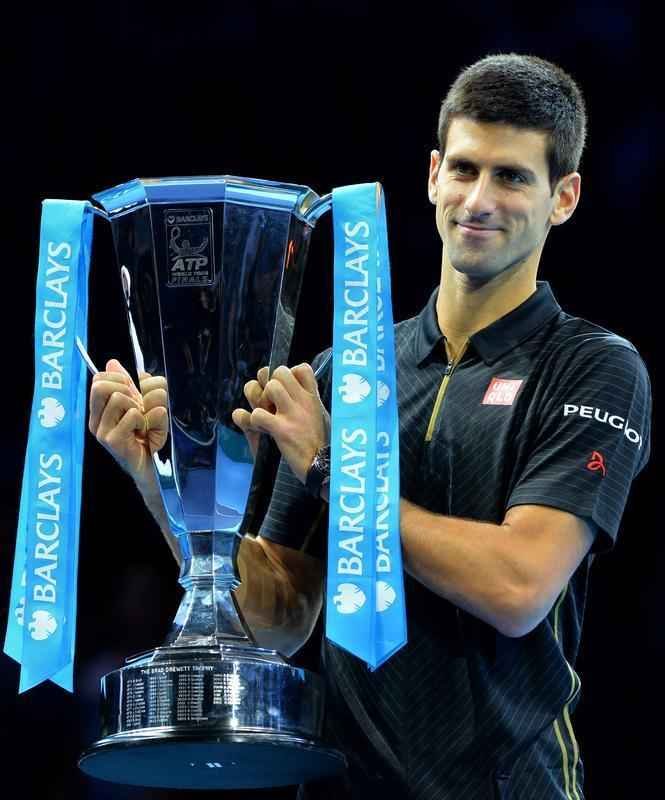 A aguardada deciso do ATP Finals, entre Novak Djokovic e Roger Federer em Londres, no foi realizada. Com dores nas costas, o suo desistiu de entrar em quadra neste domingo, concedendo ao rival srvio o tricampeonato do torneio que encerra a temporada da ATP, em Londres - ao todo, o lder do ranking chega ao quarto trofu no consecutivo na competio.