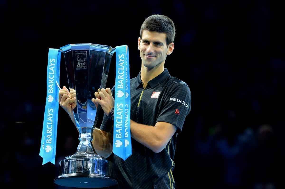 A aguardada deciso do ATP Finals, entre Novak Djokovic e Roger Federer em Londres, no foi realizada. Com dores nas costas, o suo desistiu de entrar em quadra neste domingo, concedendo ao rival srvio o tricampeonato do torneio que encerra a temporada da ATP, em Londres - ao todo, o lder do ranking chega ao quarto trofu no consecutivo na competio.