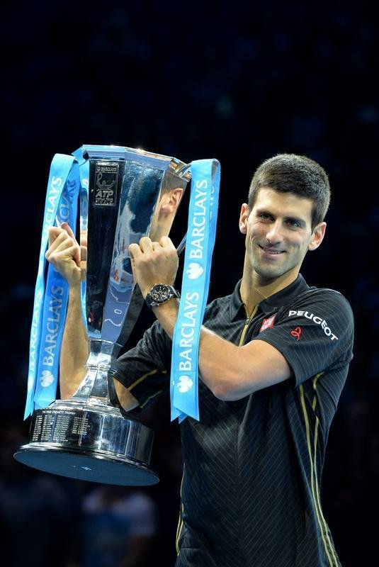 A aguardada deciso do ATP Finals, entre Novak Djokovic e Roger Federer em Londres, no foi realizada. Com dores nas costas, o suo desistiu de entrar em quadra neste domingo, concedendo ao rival srvio o tricampeonato do torneio que encerra a temporada da ATP, em Londres - ao todo, o lder do ranking chega ao quarto trofu no consecutivo na competio.