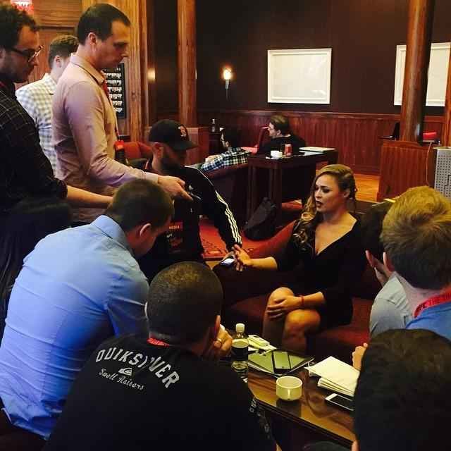 Encaradas do UFC the Time is Now, coletiva em Las Vegas - Ronda Rousey se arrumando para a coletiva