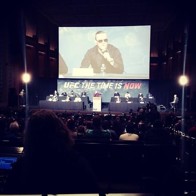Encaradas do UFC the Time is Now, coletiva em Las Vegas - Palco montado e foco em Conor McGregor