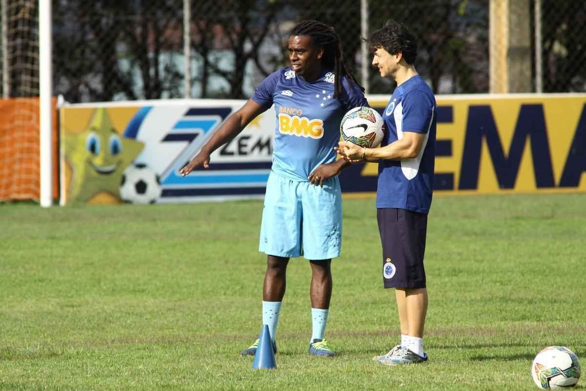 Enquanto titulares do Cruzeiro fizeram um treino tcnico nesta tera-feira, na Toca da Raposa II, o volante Tinga realizou alguns exerccios no gramado e at bateu bola sob orientao do fisioterapeuta Charles de Oliveira Costa. O jogador fraturou a fbula e a tbia da perna direita em 22 de agosto, depois de um choque casual com o goleiro Rafael em uma atividade. Tinga s ficar  disposio da comisso tcnica em 2015.