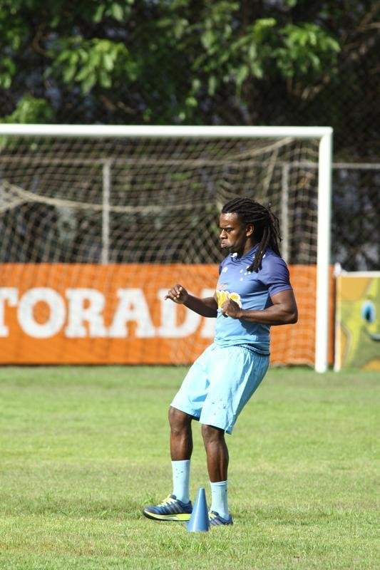 Enquanto titulares do Cruzeiro fizeram um treino tcnico nesta tera-feira, na Toca da Raposa II, o volante Tinga realizou alguns exerccios no gramado e at bateu bola sob orientao do fisioterapeuta Charles de Oliveira Costa. O jogador fraturou a fbula e a tbia da perna direita em 22 de agosto, depois de um choque casual com o goleiro Rafael em uma atividade. Tinga s ficar  disposio da comisso tcnica em 2015.
