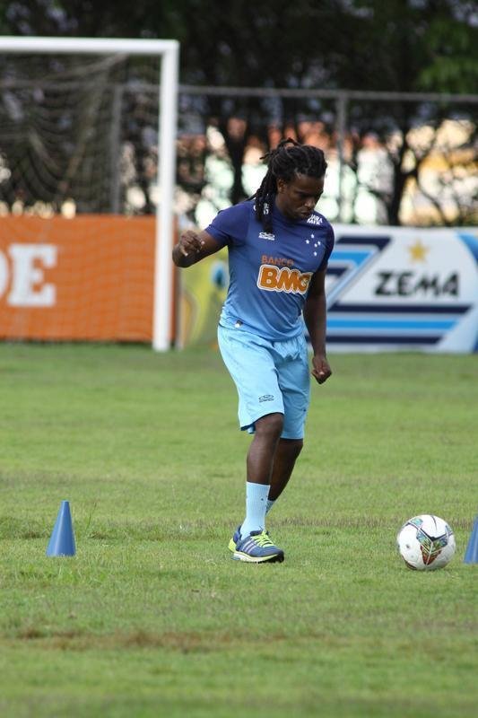 Enquanto titulares do Cruzeiro fizeram um treino tcnico nesta tera-feira, na Toca da Raposa II, o volante Tinga realizou alguns exerccios no gramado e at bateu bola sob orientao do fisioterapeuta Charles de Oliveira Costa. O jogador fraturou a fbula e a tbia da perna direita em 22 de agosto, depois de um choque casual com o goleiro Rafael em uma atividade. Tinga s ficar  disposio da comisso tcnica em 2015.