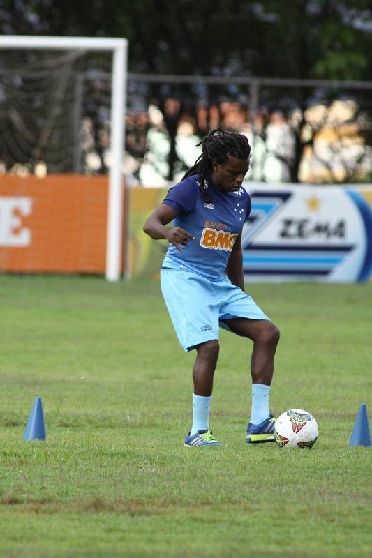 Enquanto titulares do Cruzeiro fizeram um treino tcnico nesta tera-feira, na Toca da Raposa II, o volante Tinga realizou alguns exerccios no gramado e at bateu bola sob orientao do fisioterapeuta Charles de Oliveira Costa. O jogador fraturou a fbula e a tbia da perna direita em 22 de agosto, depois de um choque casual com o goleiro Rafael em uma atividade. Tinga s ficar  disposio da comisso tcnica em 2015.