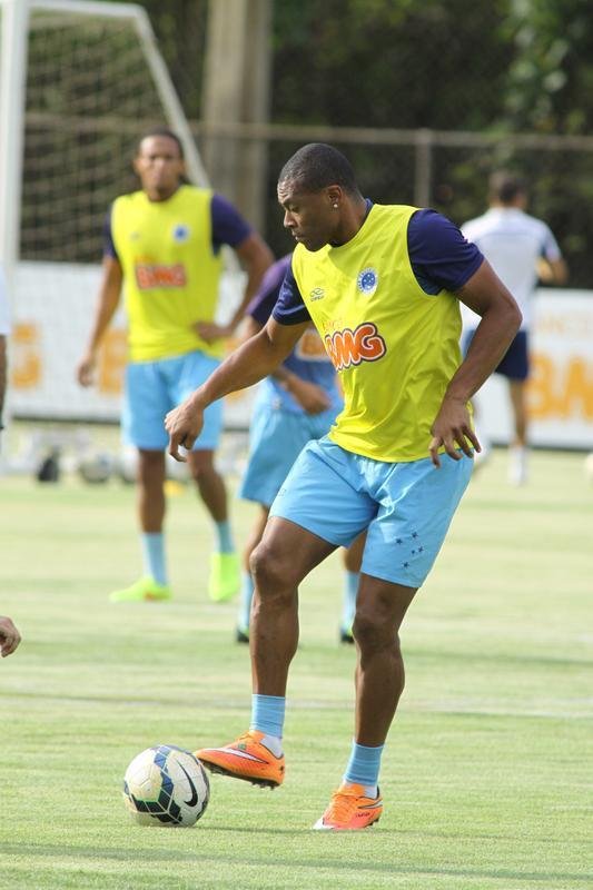 O Cruzeiro se reapresentou na tarde desta tera-feira, depois de vencer  o Santos, na Vila Belmiro, por 1 a 0, no ltimo domingo. A novidade em campo foi a presena do lateral-esquerdo Egdio, que participou do treino tcnico com os reservas. Os titulares fizeram trabalho regenerativo na academia. Jlio Baptista  o mais cotado para substituir Marcelo Moreno diante do Grmio, na quinta-feira, em Porto Alegre. Henrique, suspenso, ser outra ausncia no Sul.