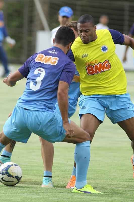 O Cruzeiro se reapresentou na tarde desta tera-feira, depois de vencer  o Santos, na Vila Belmiro, por 1 a 0, no ltimo domingo. A novidade em campo foi a presena do lateral-esquerdo Egdio, que participou do treino tcnico com os reservas. Os titulares fizeram trabalho regenerativo na academia. Jlio Baptista  o mais cotado para substituir Marcelo Moreno diante do Grmio, na quinta-feira, em Porto Alegre. Henrique, suspenso, ser outra ausncia no Sul.