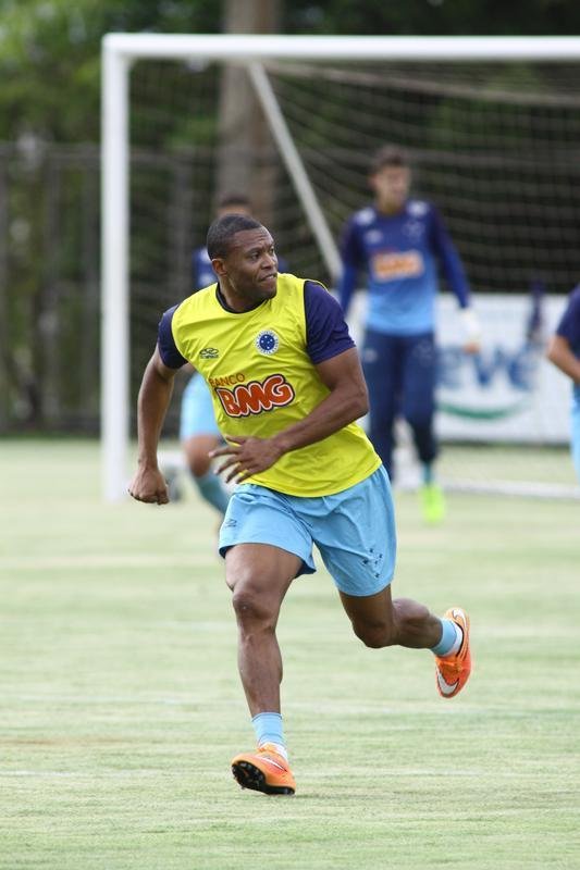 O Cruzeiro se reapresentou na tarde desta tera-feira, depois de vencer  o Santos, na Vila Belmiro, por 1 a 0, no ltimo domingo. A novidade em campo foi a presena do lateral-esquerdo Egdio, que participou do treino tcnico com os reservas. Os titulares fizeram trabalho regenerativo na academia. Jlio Baptista  o mais cotado para substituir Marcelo Moreno diante do Grmio, na quinta-feira, em Porto Alegre. Henrique, suspenso, ser outra ausncia no Sul.