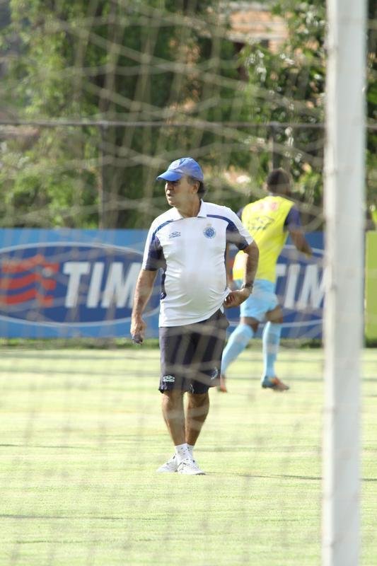 O Cruzeiro se reapresentou na tarde desta tera-feira, depois de vencer  o Santos, na Vila Belmiro, por 1 a 0, no ltimo domingo. A novidade em campo foi a presena do lateral-esquerdo Egdio, que participou do treino tcnico com os reservas. Os titulares fizeram trabalho regenerativo na academia. Jlio Baptista  o mais cotado para substituir Marcelo Moreno diante do Grmio, na quinta-feira, em Porto Alegre. Henrique, suspenso, ser outra ausncia no Sul.