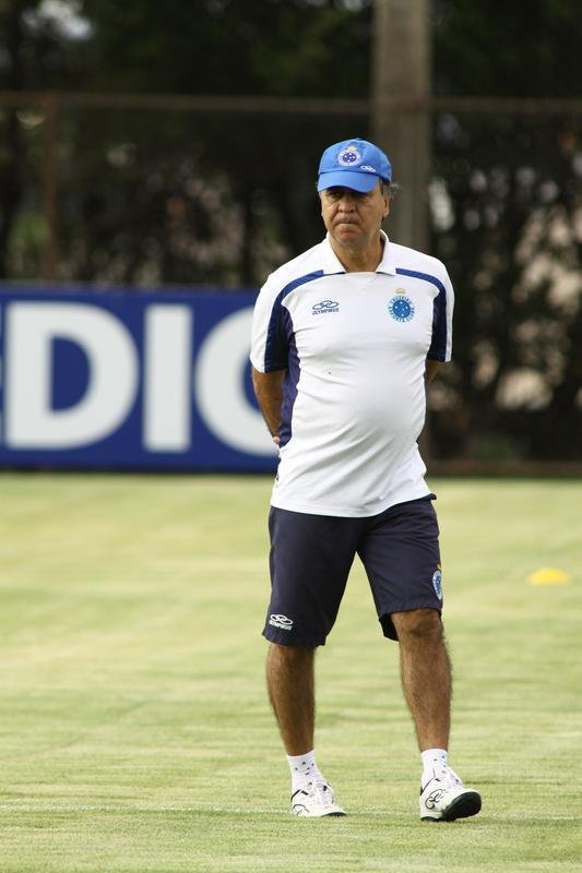O Cruzeiro se reapresentou na tarde desta tera-feira, depois de vencer  o Santos, na Vila Belmiro, por 1 a 0, no ltimo domingo. A novidade em campo foi a presena do lateral-esquerdo Egdio, que participou do treino tcnico com os reservas. Os titulares fizeram trabalho regenerativo na academia. Jlio Baptista  o mais cotado para substituir Marcelo Moreno diante do Grmio, na quinta-feira, em Porto Alegre. Henrique, suspenso, ser outra ausncia no Sul.
