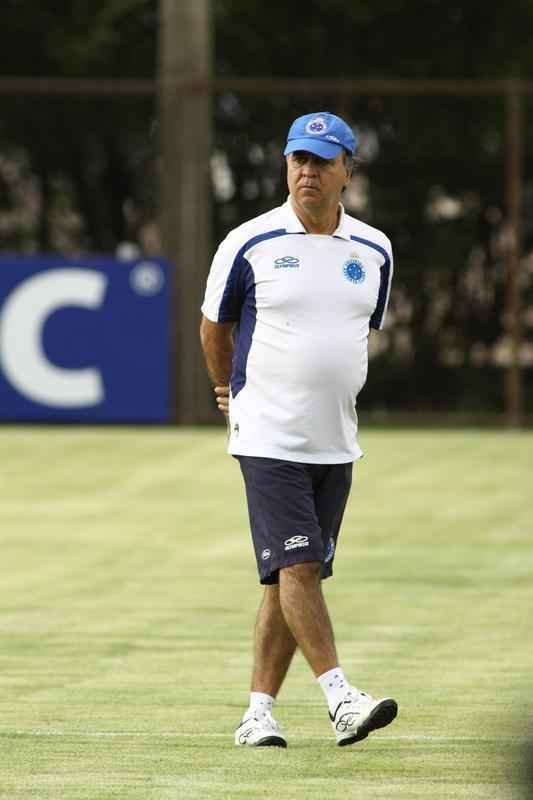 O Cruzeiro se reapresentou na tarde desta tera-feira, depois de vencer  o Santos, na Vila Belmiro, por 1 a 0, no ltimo domingo. A novidade em campo foi a presena do lateral-esquerdo Egdio, que participou do treino tcnico com os reservas. Os titulares fizeram trabalho regenerativo na academia. Jlio Baptista  o mais cotado para substituir Marcelo Moreno diante do Grmio, na quinta-feira, em Porto Alegre. Henrique, suspenso, ser outra ausncia no Sul.
