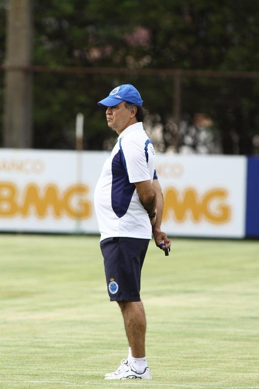 O Cruzeiro se reapresentou na tarde desta tera-feira, depois de vencer  o Santos, na Vila Belmiro, por 1 a 0, no ltimo domingo. A novidade em campo foi a presena do lateral-esquerdo Egdio, que participou do treino tcnico com os reservas. Os titulares fizeram trabalho regenerativo na academia. Jlio Baptista  o mais cotado para substituir Marcelo Moreno diante do Grmio, na quinta-feira, em Porto Alegre. Henrique, suspenso, ser outra ausncia no Sul.