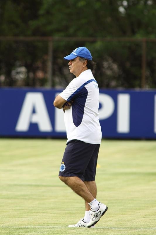 O Cruzeiro se reapresentou na tarde desta tera-feira, depois de vencer  o Santos, na Vila Belmiro, por 1 a 0, no ltimo domingo. A novidade em campo foi a presena do lateral-esquerdo Egdio, que participou do treino tcnico com os reservas. Os titulares fizeram trabalho regenerativo na academia. Jlio Baptista  o mais cotado para substituir Marcelo Moreno diante do Grmio, na quinta-feira, em Porto Alegre. Henrique, suspenso, ser outra ausncia no Sul.