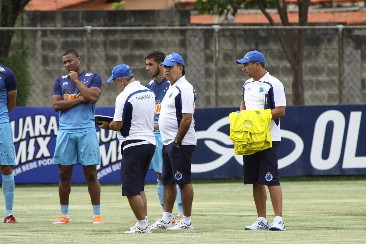 O Cruzeiro se reapresentou na tarde desta tera-feira, depois de vencer  o Santos, na Vila Belmiro, por 1 a 0, no ltimo domingo. A novidade em campo foi a presena do lateral-esquerdo Egdio, que participou do treino tcnico com os reservas. Os titulares fizeram trabalho regenerativo na academia. Jlio Baptista  o mais cotado para substituir Marcelo Moreno diante do Grmio, na quinta-feira, em Porto Alegre. Henrique, suspenso, ser outra ausncia no Sul.