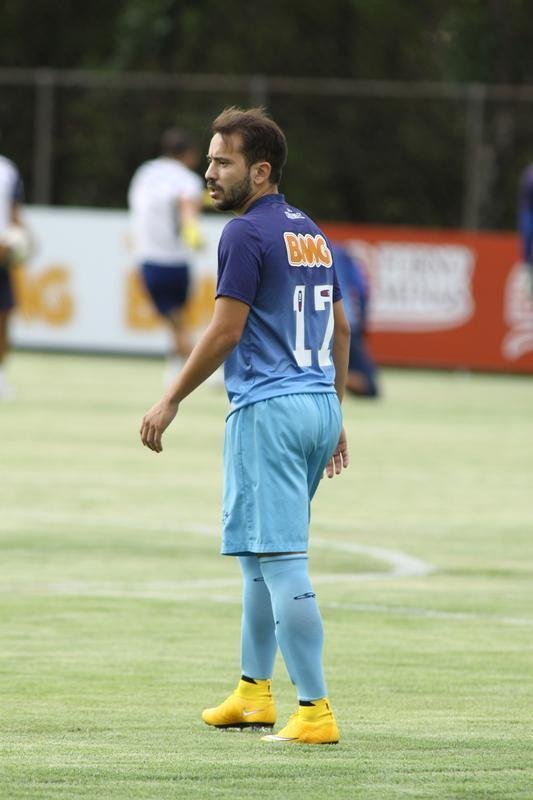 O Cruzeiro se reapresentou na tarde desta tera-feira, depois de vencer  o Santos, na Vila Belmiro, por 1 a 0, no ltimo domingo. A novidade em campo foi a presena do lateral-esquerdo Egdio, que participou do treino tcnico com os reservas. Os titulares fizeram trabalho regenerativo na academia. Jlio Baptista  o mais cotado para substituir Marcelo Moreno diante do Grmio, na quinta-feira, em Porto Alegre. Henrique, suspenso, ser outra ausncia no Sul.