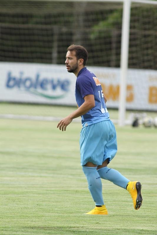 O Cruzeiro se reapresentou na tarde desta tera-feira, depois de vencer  o Santos, na Vila Belmiro, por 1 a 0, no ltimo domingo. A novidade em campo foi a presena do lateral-esquerdo Egdio, que participou do treino tcnico com os reservas. Os titulares fizeram trabalho regenerativo na academia. Jlio Baptista  o mais cotado para substituir Marcelo Moreno diante do Grmio, na quinta-feira, em Porto Alegre. Henrique, suspenso, ser outra ausncia no Sul.