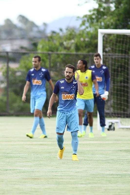 O Cruzeiro se reapresentou na tarde desta tera-feira, depois de vencer  o Santos, na Vila Belmiro, por 1 a 0, no ltimo domingo. A novidade em campo foi a presena do lateral-esquerdo Egdio, que participou do treino tcnico com os reservas. Os titulares fizeram trabalho regenerativo na academia. Jlio Baptista  o mais cotado para substituir Marcelo Moreno diante do Grmio, na quinta-feira, em Porto Alegre. Henrique, suspenso, ser outra ausncia no Sul.