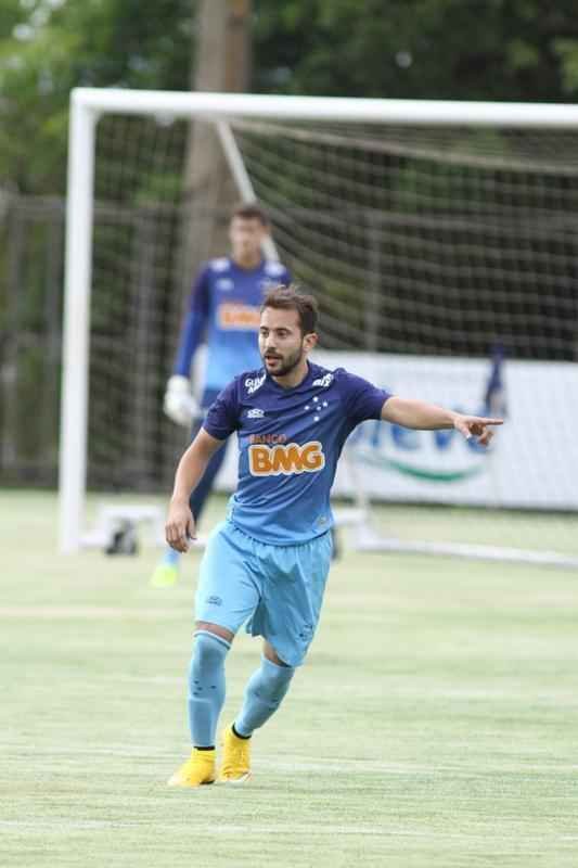O Cruzeiro se reapresentou na tarde desta tera-feira, depois de vencer  o Santos, na Vila Belmiro, por 1 a 0, no ltimo domingo. A novidade em campo foi a presena do lateral-esquerdo Egdio, que participou do treino tcnico com os reservas. Os titulares fizeram trabalho regenerativo na academia. Jlio Baptista  o mais cotado para substituir Marcelo Moreno diante do Grmio, na quinta-feira, em Porto Alegre. Henrique, suspenso, ser outra ausncia no Sul.