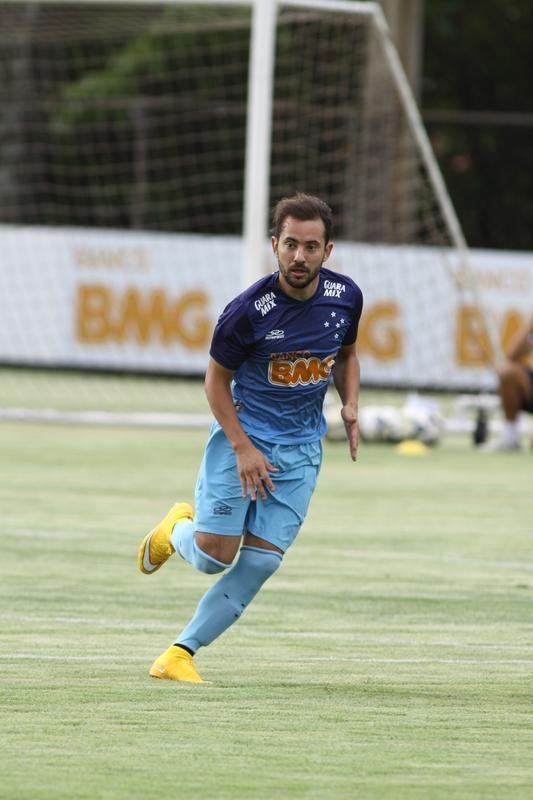 O Cruzeiro se reapresentou na tarde desta tera-feira, depois de vencer  o Santos, na Vila Belmiro, por 1 a 0, no ltimo domingo. A novidade em campo foi a presena do lateral-esquerdo Egdio, que participou do treino tcnico com os reservas. Os titulares fizeram trabalho regenerativo na academia. Jlio Baptista  o mais cotado para substituir Marcelo Moreno diante do Grmio, na quinta-feira, em Porto Alegre. Henrique, suspenso, ser outra ausncia no Sul.