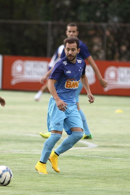 O Cruzeiro se reapresentou na tarde desta tera-feira, depois de vencer  o Santos, na Vila Belmiro, por 1 a 0, no ltimo domingo. A novidade em campo foi a presena do lateral-esquerdo Egdio, que participou do treino tcnico com os reservas. Os titulares fizeram trabalho regenerativo na academia. Jlio Baptista  o mais cotado para substituir Marcelo Moreno diante do Grmio, na quinta-feira, em Porto Alegre. Henrique, suspenso, ser outra ausncia no Sul.