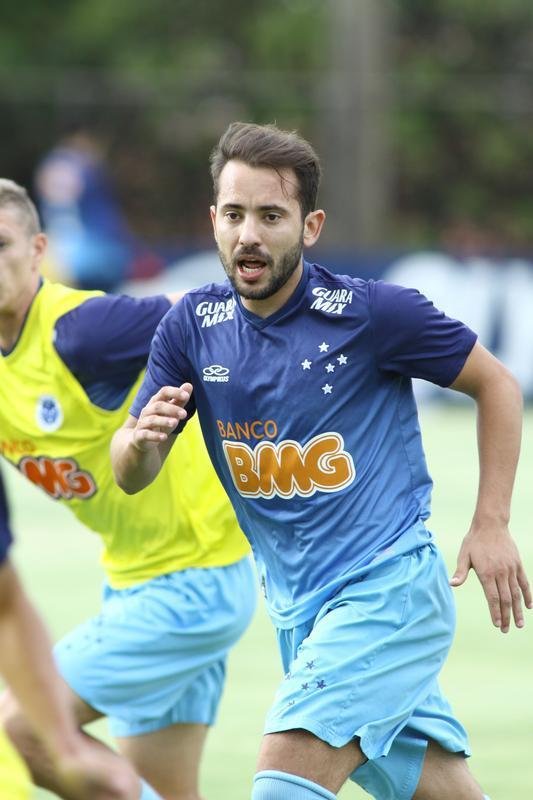 O Cruzeiro se reapresentou na tarde desta tera-feira, depois de vencer  o Santos, na Vila Belmiro, por 1 a 0, no ltimo domingo. A novidade em campo foi a presena do lateral-esquerdo Egdio, que participou do treino tcnico com os reservas. Os titulares fizeram trabalho regenerativo na academia. Jlio Baptista  o mais cotado para substituir Marcelo Moreno diante do Grmio, na quinta-feira, em Porto Alegre. Henrique, suspenso, ser outra ausncia no Sul.