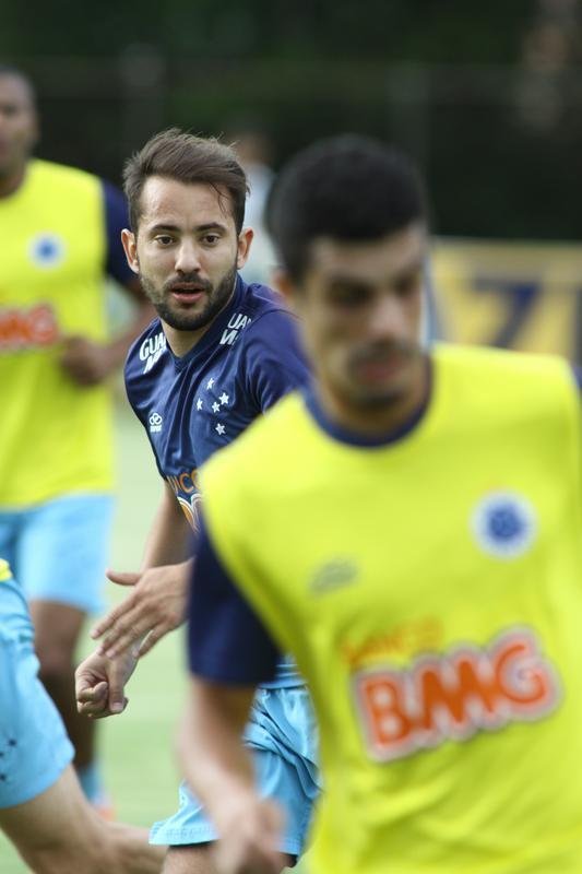 O Cruzeiro se reapresentou na tarde desta tera-feira, depois de vencer  o Santos, na Vila Belmiro, por 1 a 0, no ltimo domingo. A novidade em campo foi a presena do lateral-esquerdo Egdio, que participou do treino tcnico com os reservas. Os titulares fizeram trabalho regenerativo na academia. Jlio Baptista  o mais cotado para substituir Marcelo Moreno diante do Grmio, na quinta-feira, em Porto Alegre. Henrique, suspenso, ser outra ausncia no Sul.