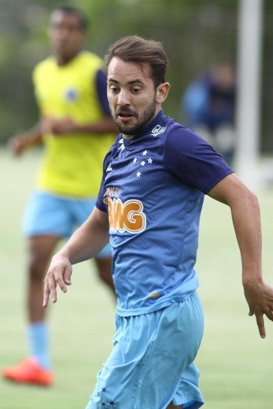 O Cruzeiro se reapresentou na tarde desta tera-feira, depois de vencer  o Santos, na Vila Belmiro, por 1 a 0, no ltimo domingo. A novidade em campo foi a presena do lateral-esquerdo Egdio, que participou do treino tcnico com os reservas. Os titulares fizeram trabalho regenerativo na academia. Jlio Baptista  o mais cotado para substituir Marcelo Moreno diante do Grmio, na quinta-feira, em Porto Alegre. Henrique, suspenso, ser outra ausncia no Sul.