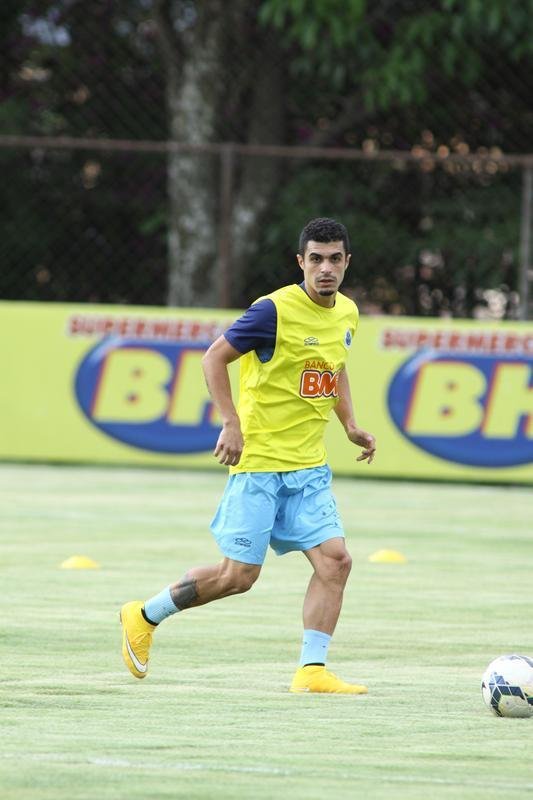 O Cruzeiro se reapresentou na tarde desta tera-feira, depois de vencer  o Santos, na Vila Belmiro, por 1 a 0, no ltimo domingo. A novidade em campo foi a presena do lateral-esquerdo Egdio, que participou do treino tcnico com os reservas. Os titulares fizeram trabalho regenerativo na academia. Jlio Baptista  o mais cotado para substituir Marcelo Moreno diante do Grmio, na quinta-feira, em Porto Alegre. Henrique, suspenso, ser outra ausncia no Sul.