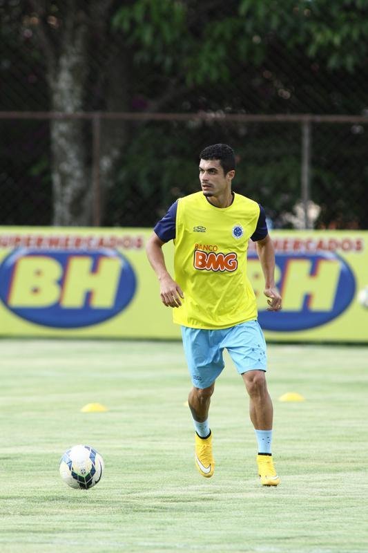 O Cruzeiro se reapresentou na tarde desta tera-feira, depois de vencer  o Santos, na Vila Belmiro, por 1 a 0, no ltimo domingo. A novidade em campo foi a presena do lateral-esquerdo Egdio, que participou do treino tcnico com os reservas. Os titulares fizeram trabalho regenerativo na academia. Jlio Baptista  o mais cotado para substituir Marcelo Moreno diante do Grmio, na quinta-feira, em Porto Alegre. Henrique, suspenso, ser outra ausncia no Sul.