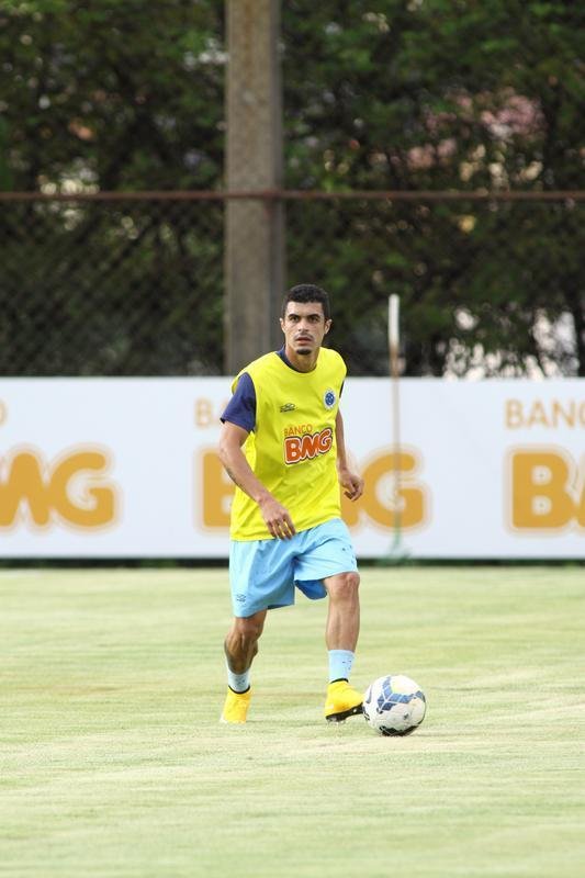 O Cruzeiro se reapresentou na tarde desta tera-feira, depois de vencer  o Santos, na Vila Belmiro, por 1 a 0, no ltimo domingo. A novidade em campo foi a presena do lateral-esquerdo Egdio, que participou do treino tcnico com os reservas. Os titulares fizeram trabalho regenerativo na academia. Jlio Baptista  o mais cotado para substituir Marcelo Moreno diante do Grmio, na quinta-feira, em Porto Alegre. Henrique, suspenso, ser outra ausncia no Sul.
