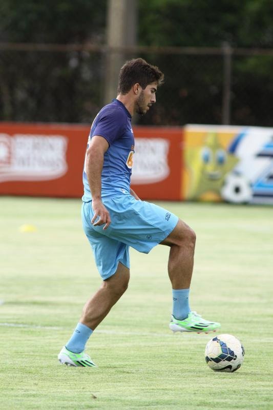 O Cruzeiro se reapresentou na tarde desta tera-feira, depois de vencer  o Santos, na Vila Belmiro, por 1 a 0, no ltimo domingo. A novidade em campo foi a presena do lateral-esquerdo Egdio, que participou do treino tcnico com os reservas. Os titulares fizeram trabalho regenerativo na academia. Jlio Baptista  o mais cotado para substituir Marcelo Moreno diante do Grmio, na quinta-feira, em Porto Alegre. Henrique, suspenso, ser outra ausncia no Sul.