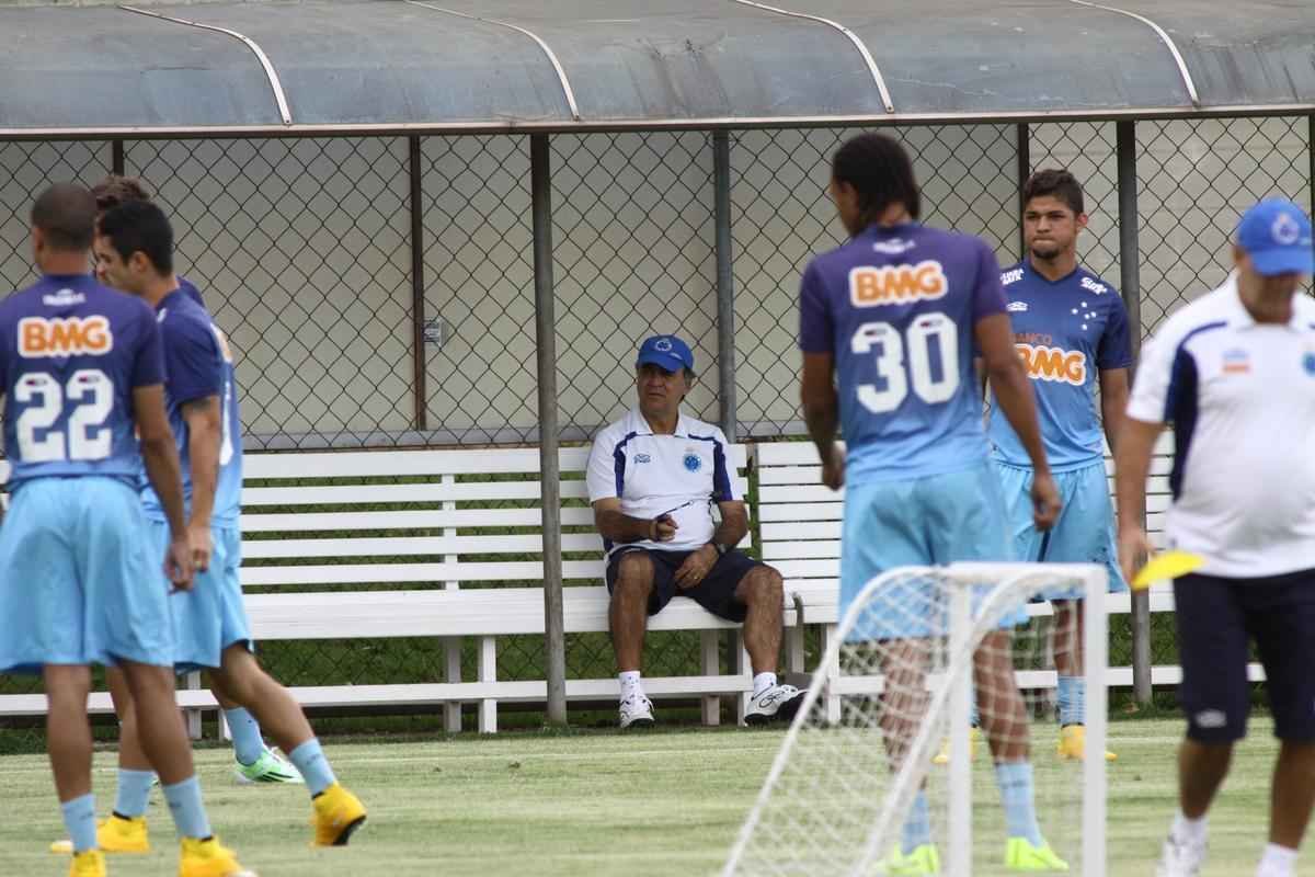 O Cruzeiro se reapresentou na tarde desta tera-feira, depois de vencer  o Santos, na Vila Belmiro, por 1 a 0, no ltimo domingo. A novidade em campo foi a presena do lateral-esquerdo Egdio, que participou do treino tcnico com os reservas. Os titulares fizeram trabalho regenerativo na academia. Jlio Baptista  o mais cotado para substituir Marcelo Moreno diante do Grmio, na quinta-feira, em Porto Alegre. Henrique, suspenso, ser outra ausncia no Sul.