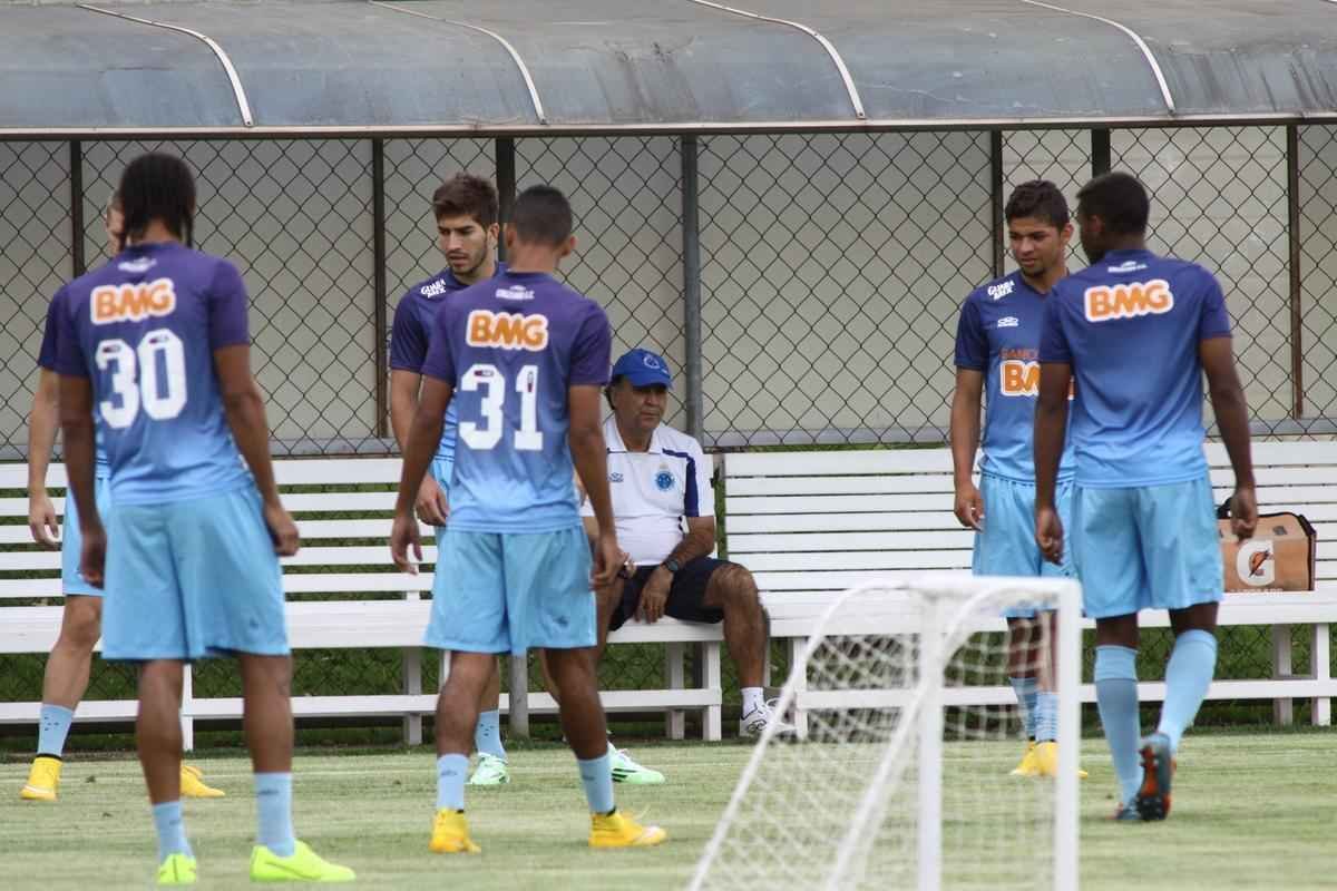 O Cruzeiro se reapresentou na tarde desta tera-feira, depois de vencer  o Santos, na Vila Belmiro, por 1 a 0, no ltimo domingo. A novidade em campo foi a presena do lateral-esquerdo Egdio, que participou do treino tcnico com os reservas. Os titulares fizeram trabalho regenerativo na academia. Jlio Baptista  o mais cotado para substituir Marcelo Moreno diante do Grmio, na quinta-feira, em Porto Alegre. Henrique, suspenso, ser outra ausncia no Sul.