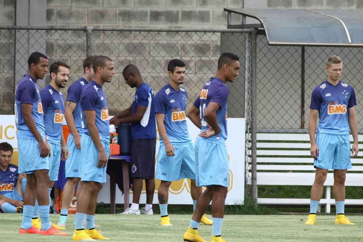 O Cruzeiro se reapresentou na tarde desta tera-feira, depois de vencer  o Santos, na Vila Belmiro, por 1 a 0, no ltimo domingo. A novidade em campo foi a presena do lateral-esquerdo Egdio, que participou do treino tcnico com os reservas. Os titulares fizeram trabalho regenerativo na academia. Jlio Baptista  o mais cotado para substituir Marcelo Moreno diante do Grmio, na quinta-feira, em Porto Alegre. Henrique, suspenso, ser outra ausncia no Sul.