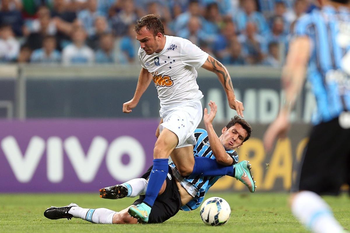 Com gols de Ricardo Goulart e Everton Ribeiro, Cruzeiro venceu Grmio de virada e agora est muito perto de garantir o ttulo do Campeonato Brasileiro