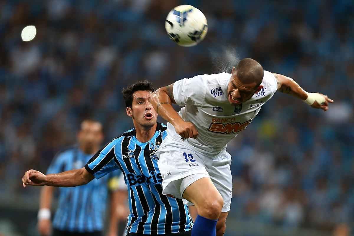 Com gols de Ricardo Goulart e Everton Ribeiro, Cruzeiro venceu Grmio de virada e agora est muito perto de garantir o ttulo do Campeonato Brasileiro