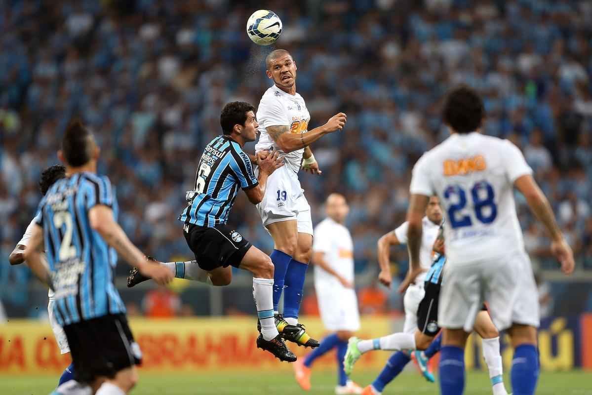 Com gols de Ricardo Goulart e Everton Ribeiro, Cruzeiro venceu Grmio de virada e agora est muito perto de garantir o ttulo do Campeonato Brasileiro