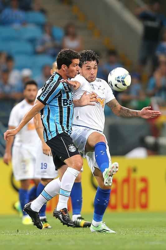 Com gols de Ricardo Goulart e Everton Ribeiro, Cruzeiro venceu Grmio de virada e agora est muito perto de garantir o ttulo do Campeonato Brasileiro