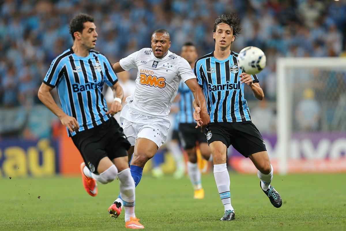 Com gols de Ricardo Goulart e Everton Ribeiro, Cruzeiro venceu Grmio de virada e agora est muito perto de garantir o ttulo do Campeonato Brasileiro