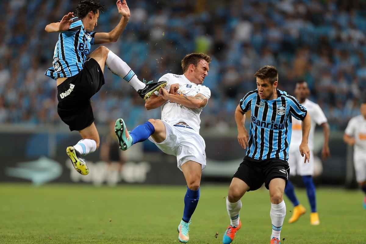 Com gols de Ricardo Goulart e Everton Ribeiro, Cruzeiro venceu Grmio de virada e agora est muito perto de garantir o ttulo do Campeonato Brasileiro
