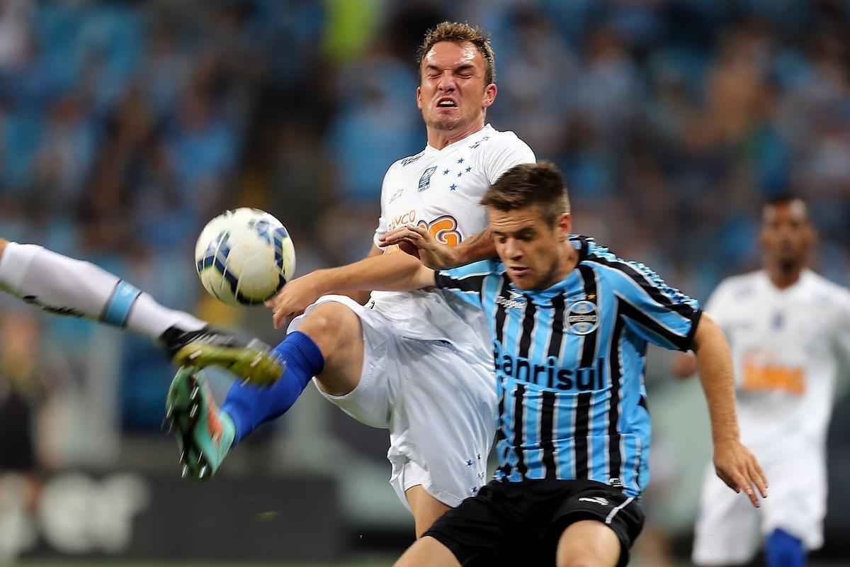 Com gols de Ricardo Goulart e Everton Ribeiro, Cruzeiro venceu Grmio de virada e agora est muito perto de garantir o ttulo do Campeonato Brasileiro