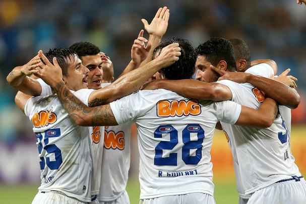 Com gols de Ricardo Goulart e Everton Ribeiro, Cruzeiro venceu Grmio de virada e agora est muito perto de garantir o ttulo do Campeonato Brasileiro