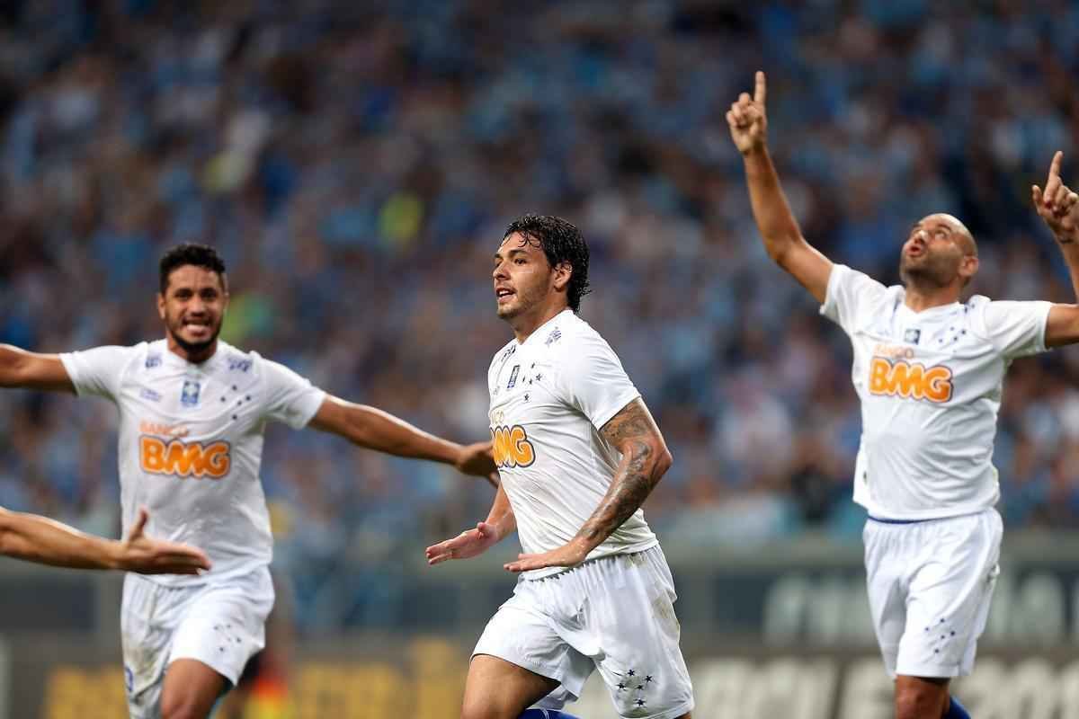 Com gols de Ricardo Goulart e Everton Ribeiro, Cruzeiro venceu Grmio de virada e agora est muito perto de garantir o ttulo do Campeonato Brasileiro