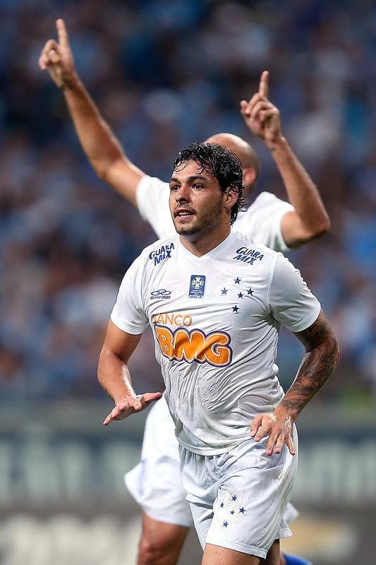 Com gols de Ricardo Goulart e Everton Ribeiro, Cruzeiro venceu Grmio de virada e agora est muito perto de garantir o ttulo do Campeonato Brasileiro