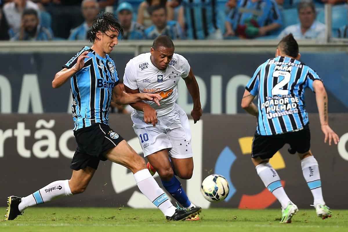 Com gols de Ricardo Goulart e Everton Ribeiro, Cruzeiro venceu Grmio de virada e agora est muito perto de garantir o ttulo do Campeonato Brasileiro