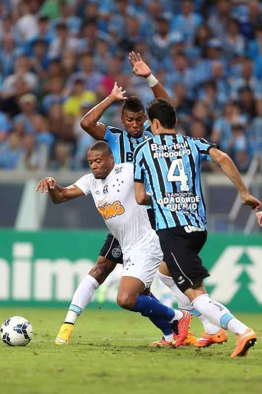 Com gols de Ricardo Goulart e Everton Ribeiro, Cruzeiro venceu Grmio de virada e agora est muito perto de garantir o ttulo do Campeonato Brasileiro