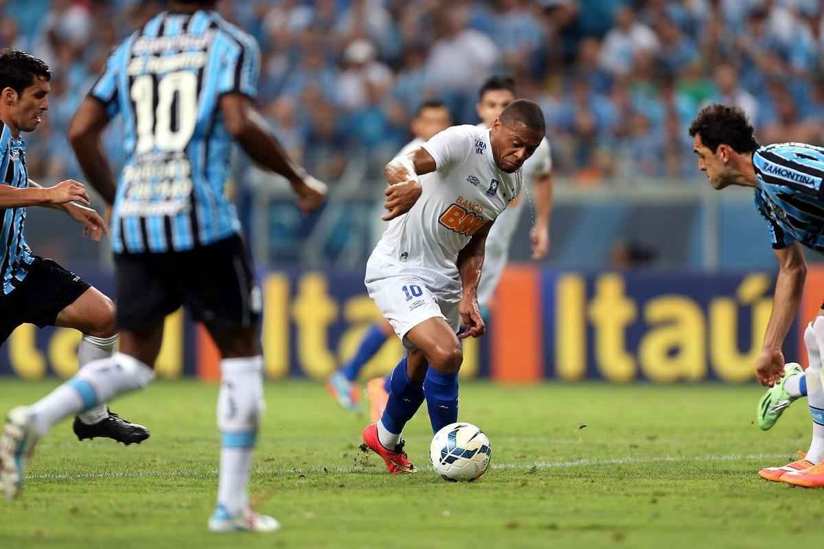 Com gols de Ricardo Goulart e Everton Ribeiro, Cruzeiro venceu Grmio de virada e agora est muito perto de garantir o ttulo do Campeonato Brasileiro