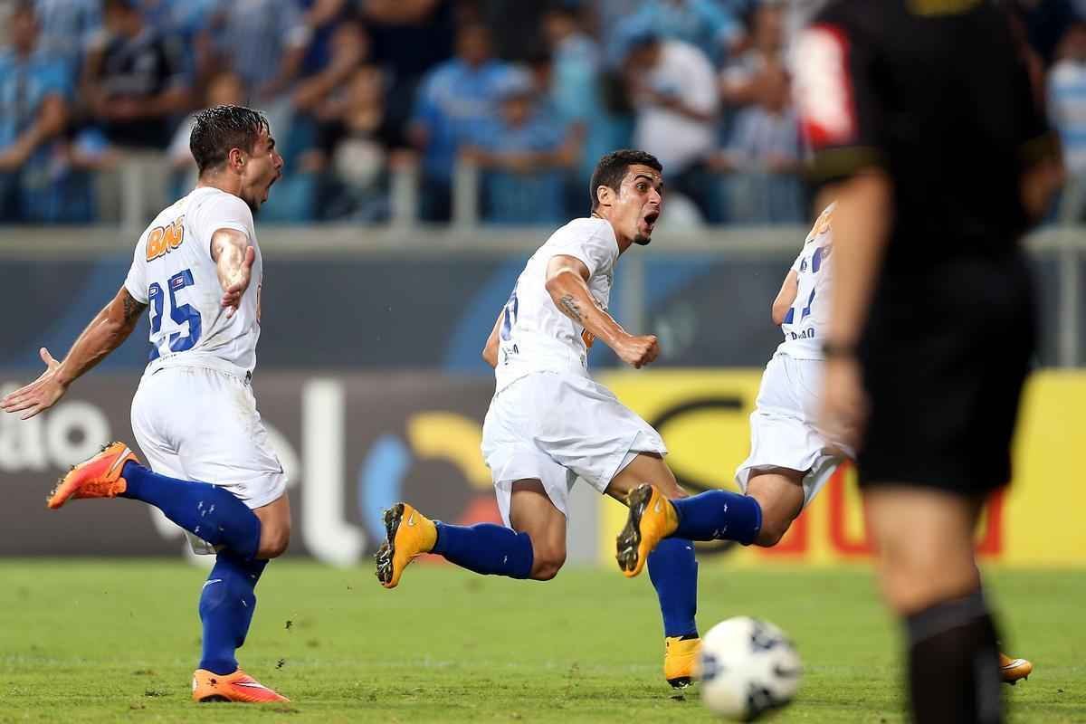 Com gols de Ricardo Goulart e Everton Ribeiro, Cruzeiro venceu Grmio de virada e agora est muito perto de garantir o ttulo do Campeonato Brasileiro