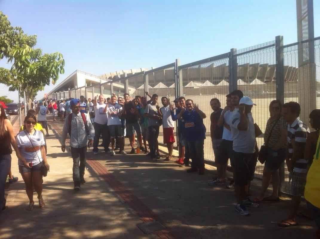 Torcida do Cruzeiro lota bilheterias do Mineiro para comprar ingresso
