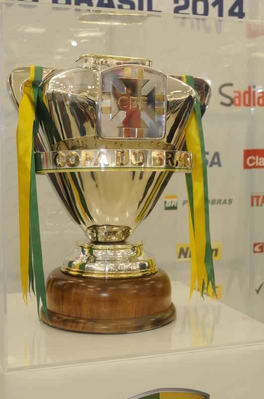 Fotos da taa da Copa do Brasil em shopping de BH